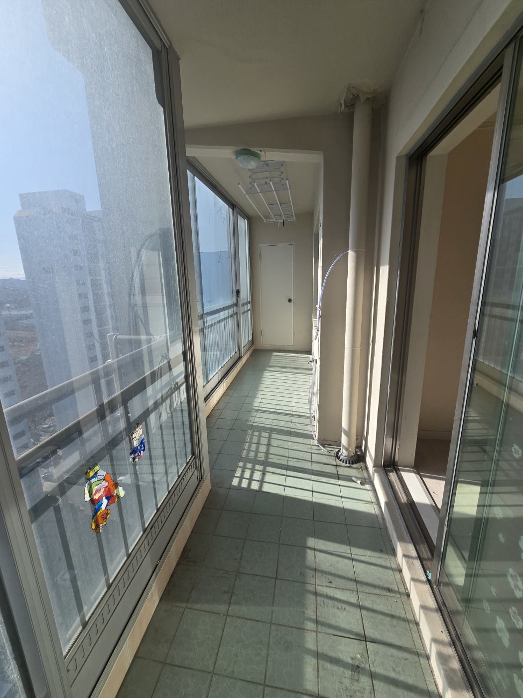 오래된 발코니 바닥과 배관