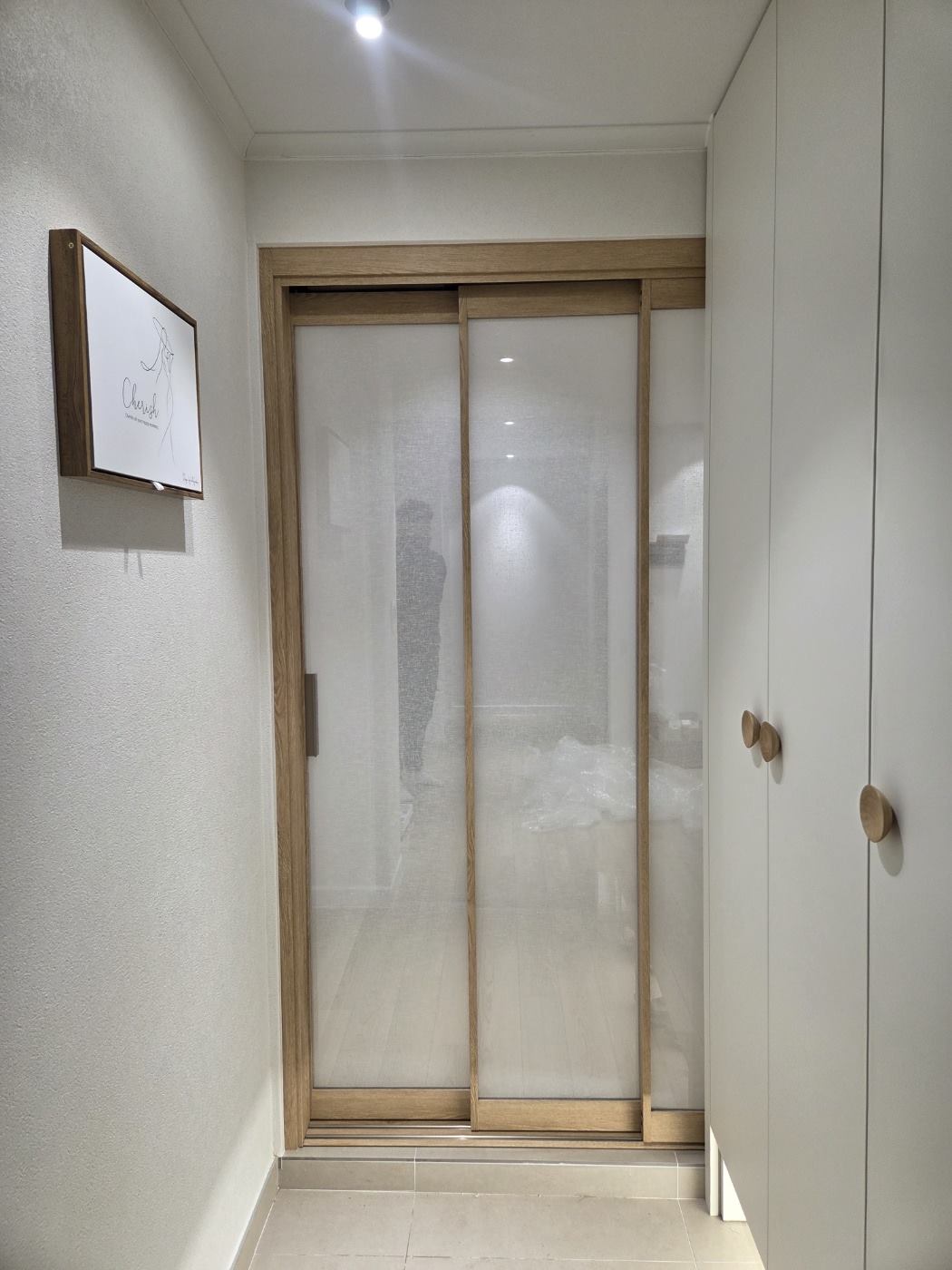 슬라이딩 도어로 공간을 나눈 실내